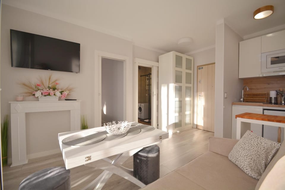 TV and multimedia, Kitchen or kitchenette, Living room, Seating area, Dining area