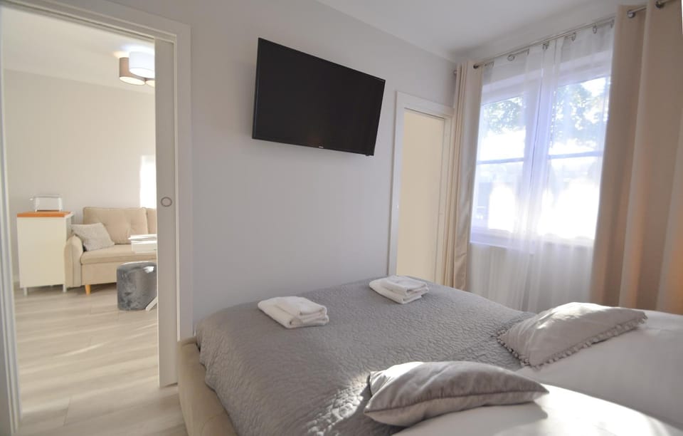 Bed, TV and multimedia, Photo of the whole room, Bedroom