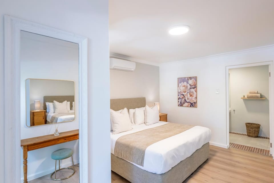 Bed, Photo of the whole room, Bedroom, air conditioner