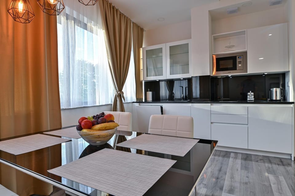 Kitchen or kitchenette, Dining area