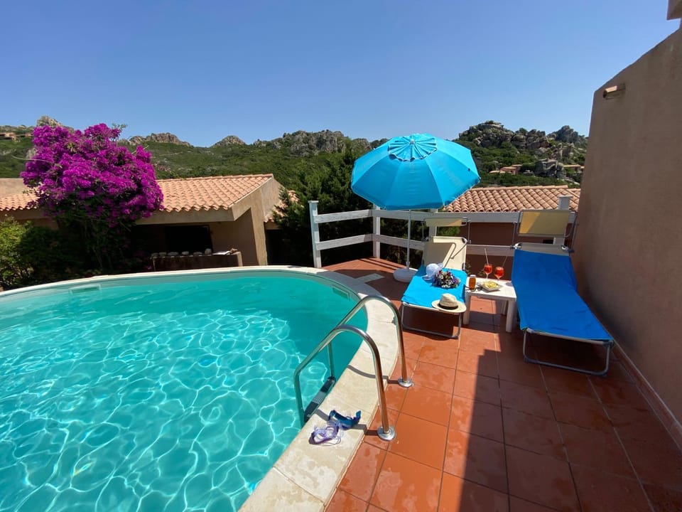Pool view, Swimming pool, sunbed