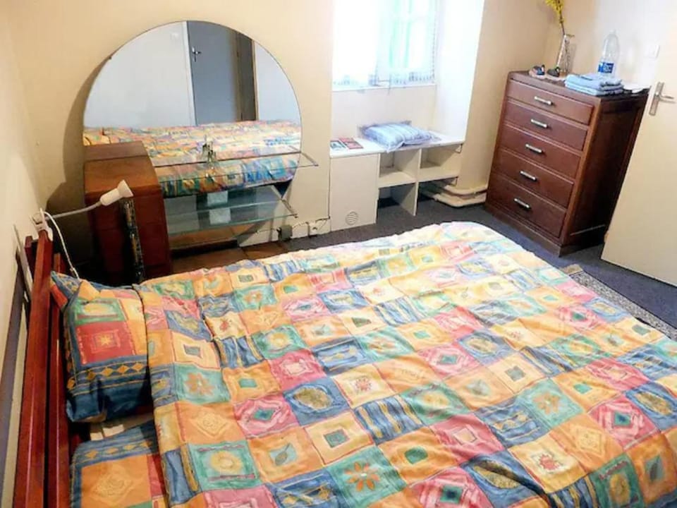 Bed, Bedroom, hair dresser
