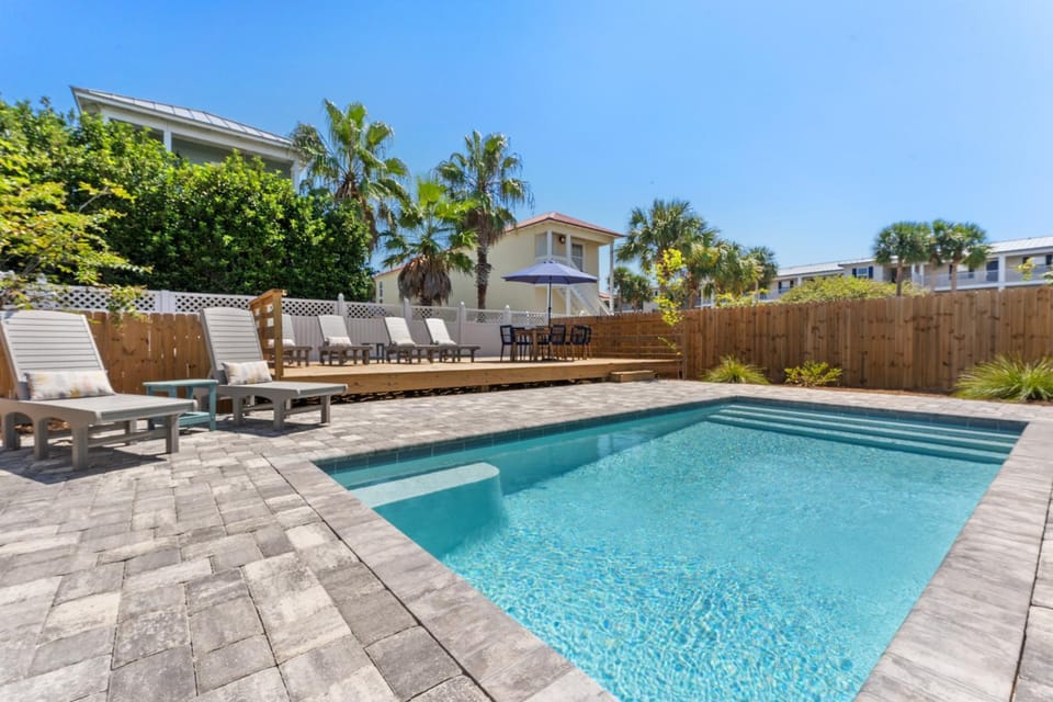 Property building, Patio, Day, Natural landscape, Pool view, Swimming pool, sunbed