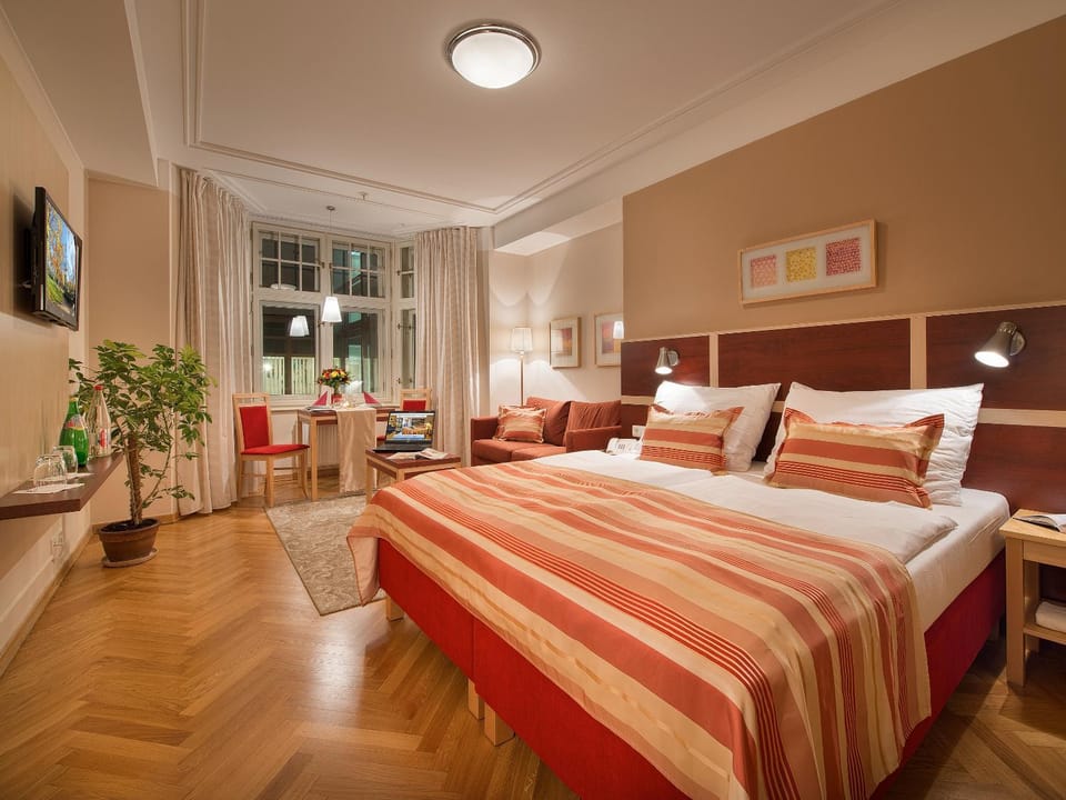 Photo of the whole room, Seating area, Bedroom