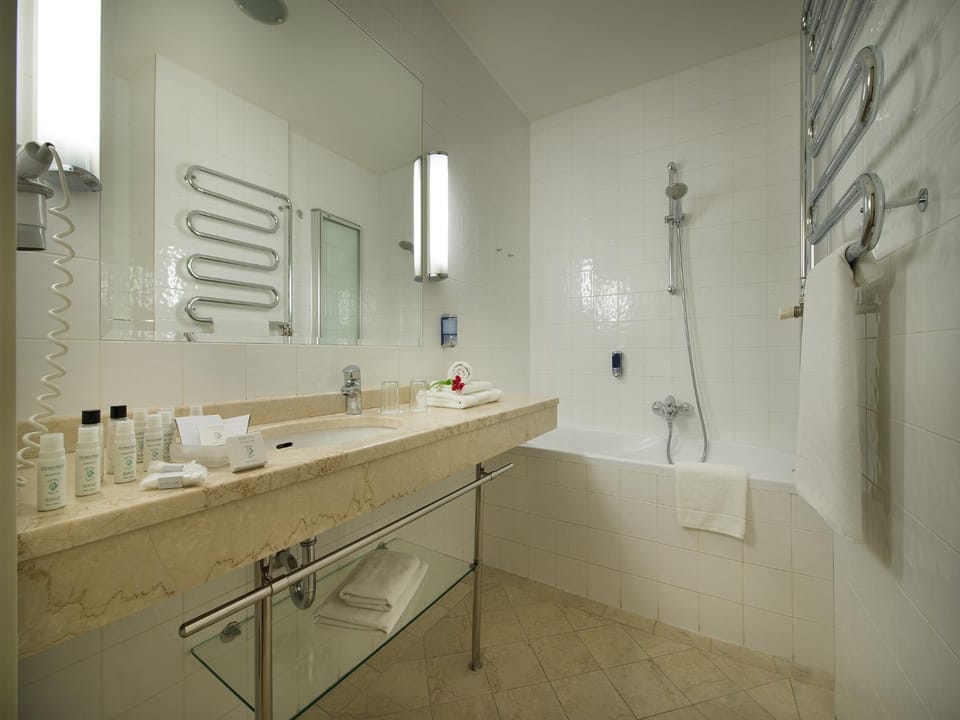 Bathroom, Bath, towels