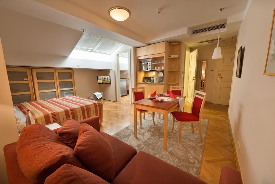 Kitchen or kitchenette, Photo of the whole room, Seating area, Dining area