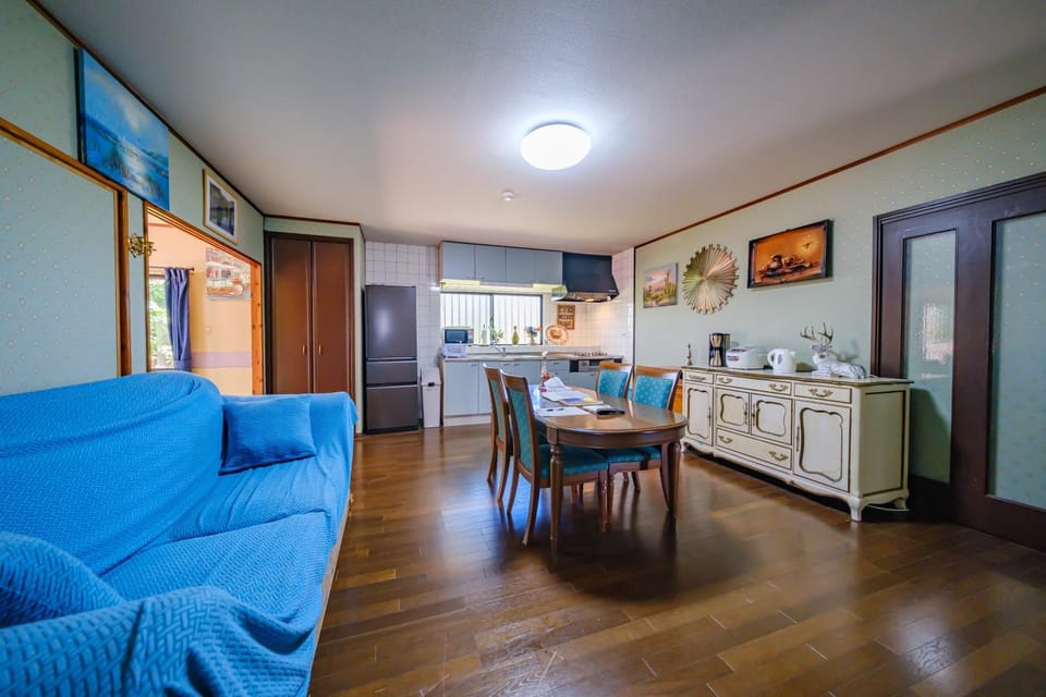 PORT SIDE HOUSE l 砂山ビーチ近くのオーシャンビューバルコニーハウスを貸切 長期滞在向け BBQ可 Apartment in Okinawa Prefecture