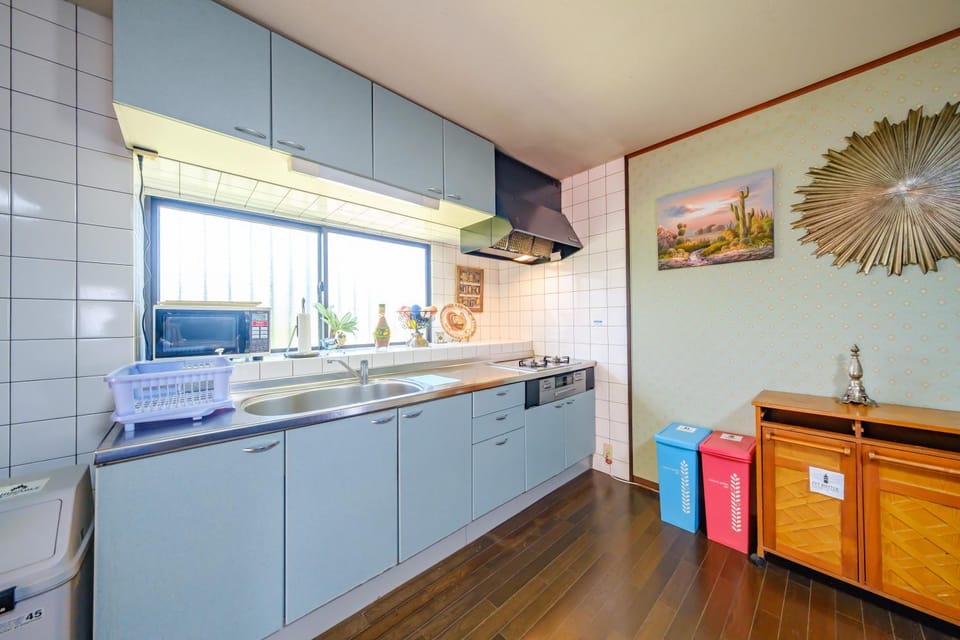 PORT SIDE HOUSE l 砂山ビーチ近くのオーシャンビューバルコニーハウスを貸切 長期滞在向け BBQ可 Apartment in Okinawa Prefecture