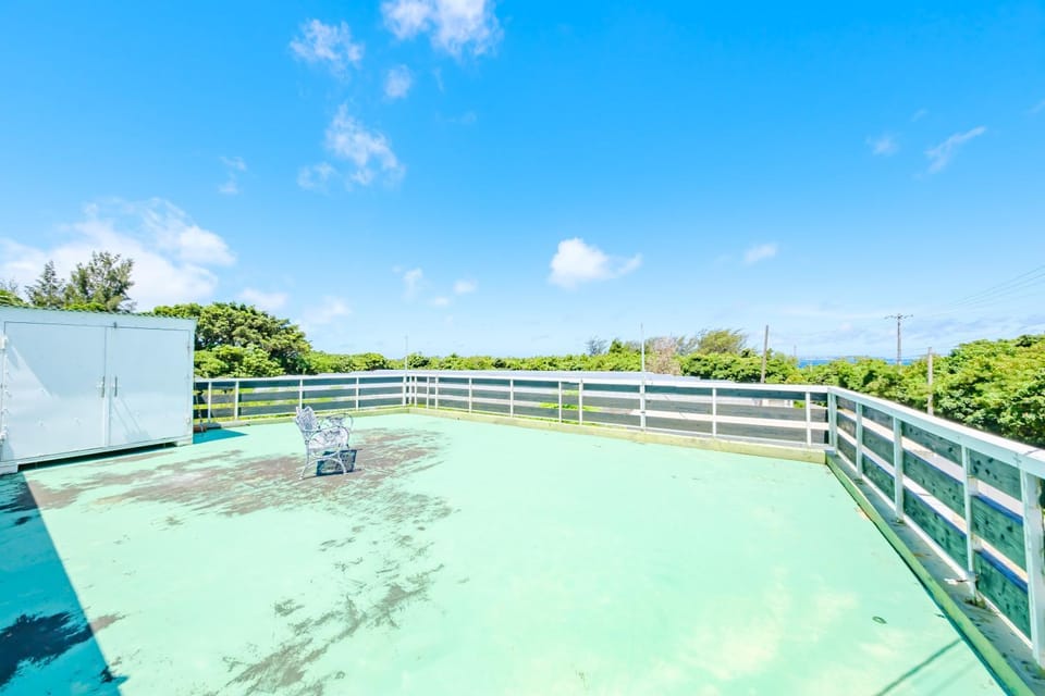 PORT SIDE HOUSE l 砂山ビーチ近くのオーシャンビューバルコニーハウスを貸切 長期滞在向け BBQ可 Apartment in Okinawa Prefecture