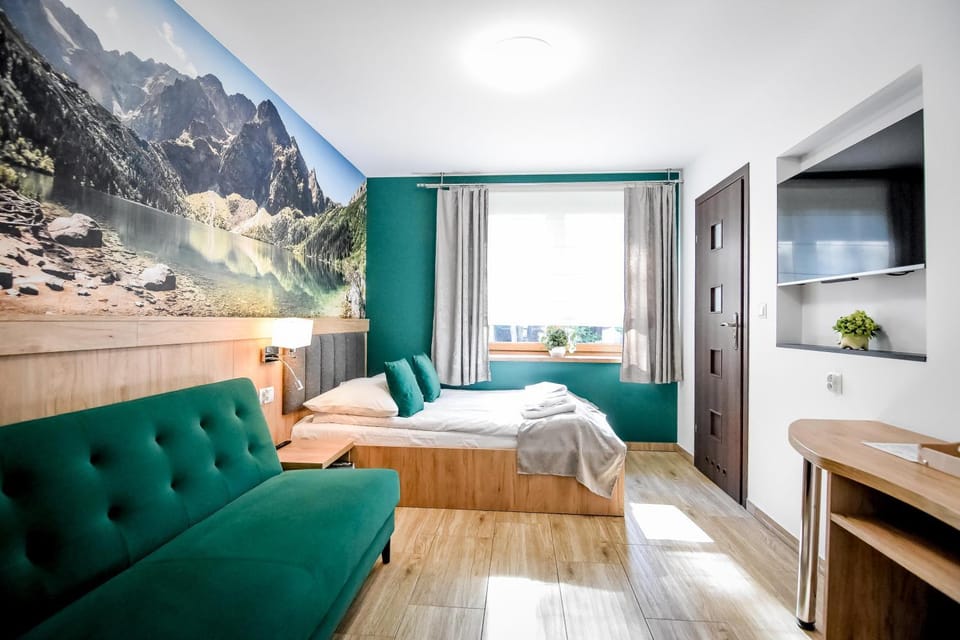 Bed, TV and multimedia, Living room, Photo of the whole room, Seating area, Bedroom