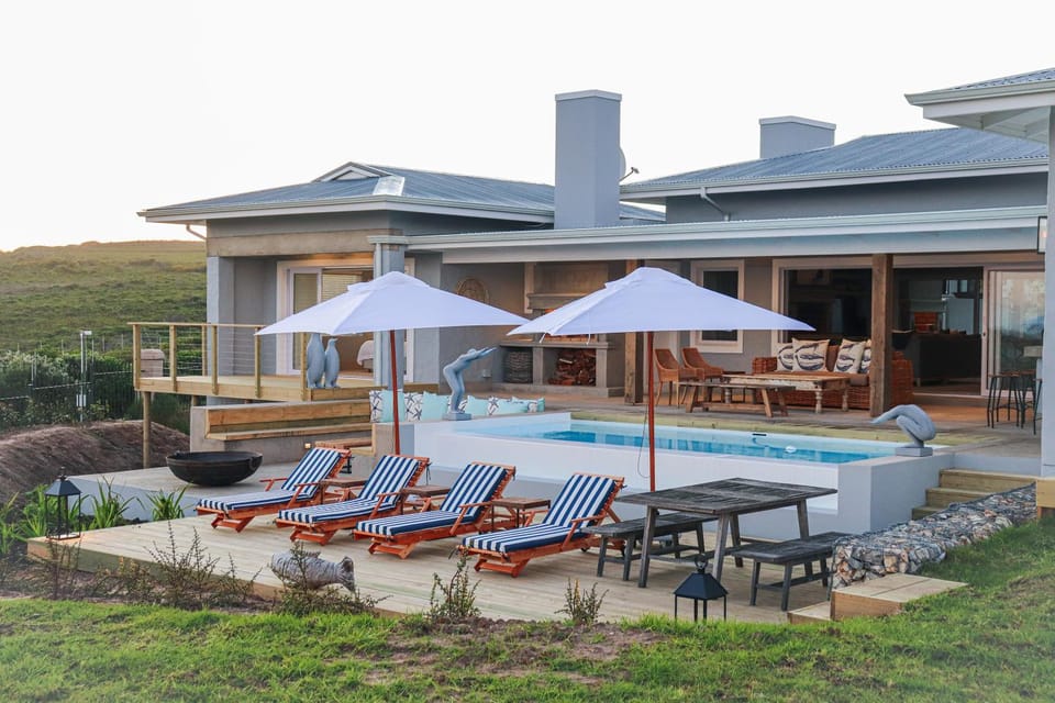 Property building, Patio, Spring, Day, Natural landscape, Garden, Garden view, Pool view, Swimming pool, sunbed