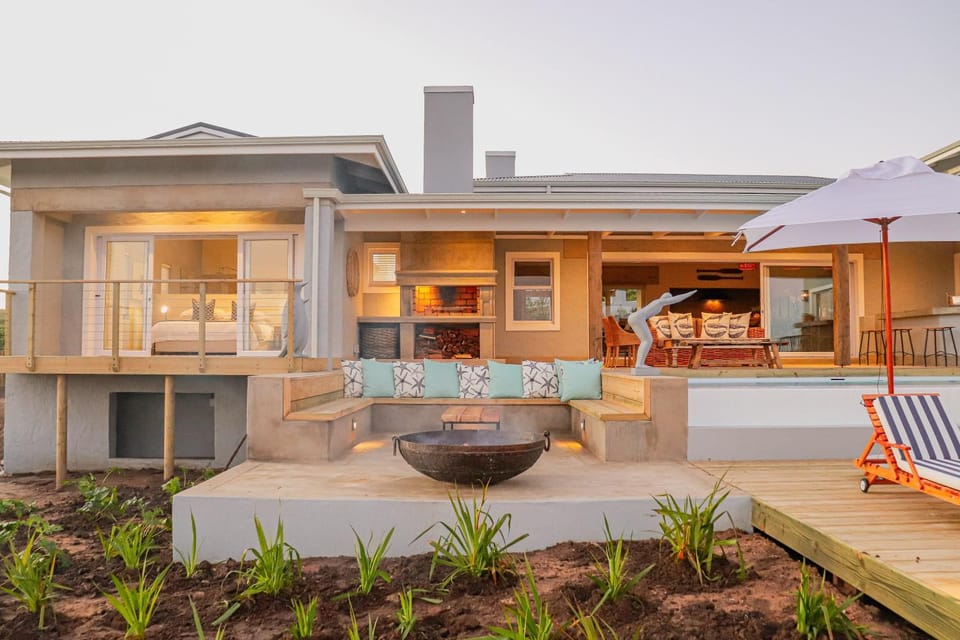 Property building, Patio, BBQ facilities, Garden, View (from property/room), Balcony/Terrace, Seating area, Garden view, sunbed