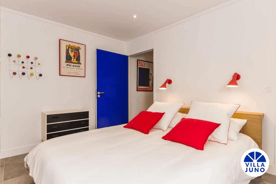 Toilet, Bed, Bedroom, Facility for disabled guests, acessibility