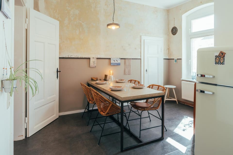 Seating area, Dining area, pet friendly, kitchen