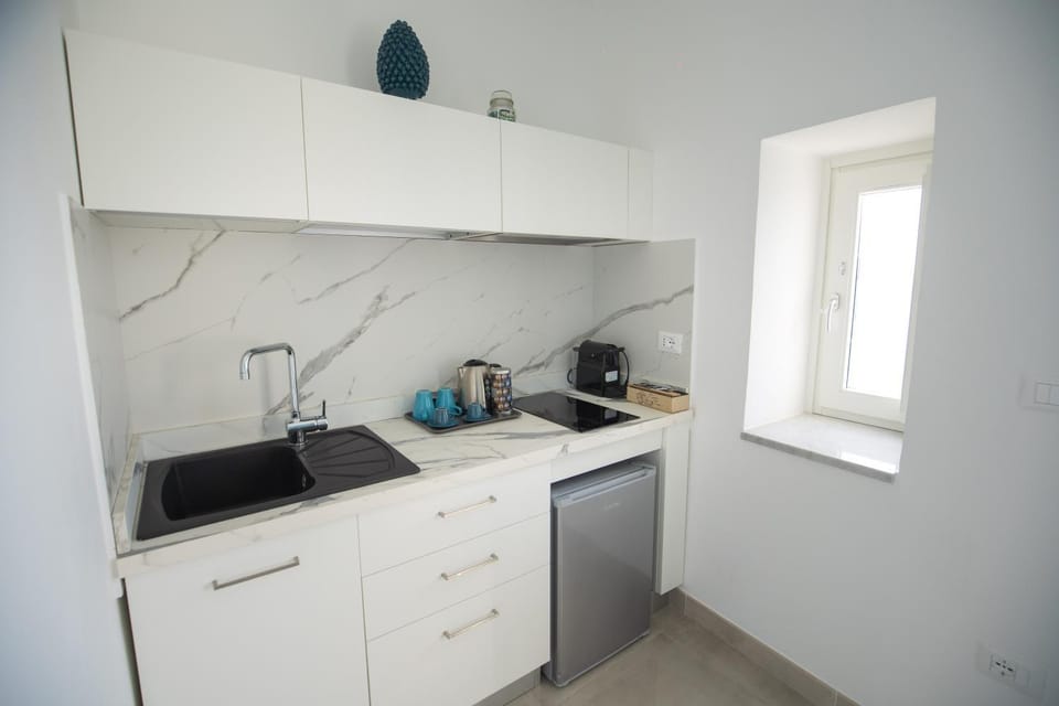Coffee/tea facilities, Kitchen or kitchenette, stove