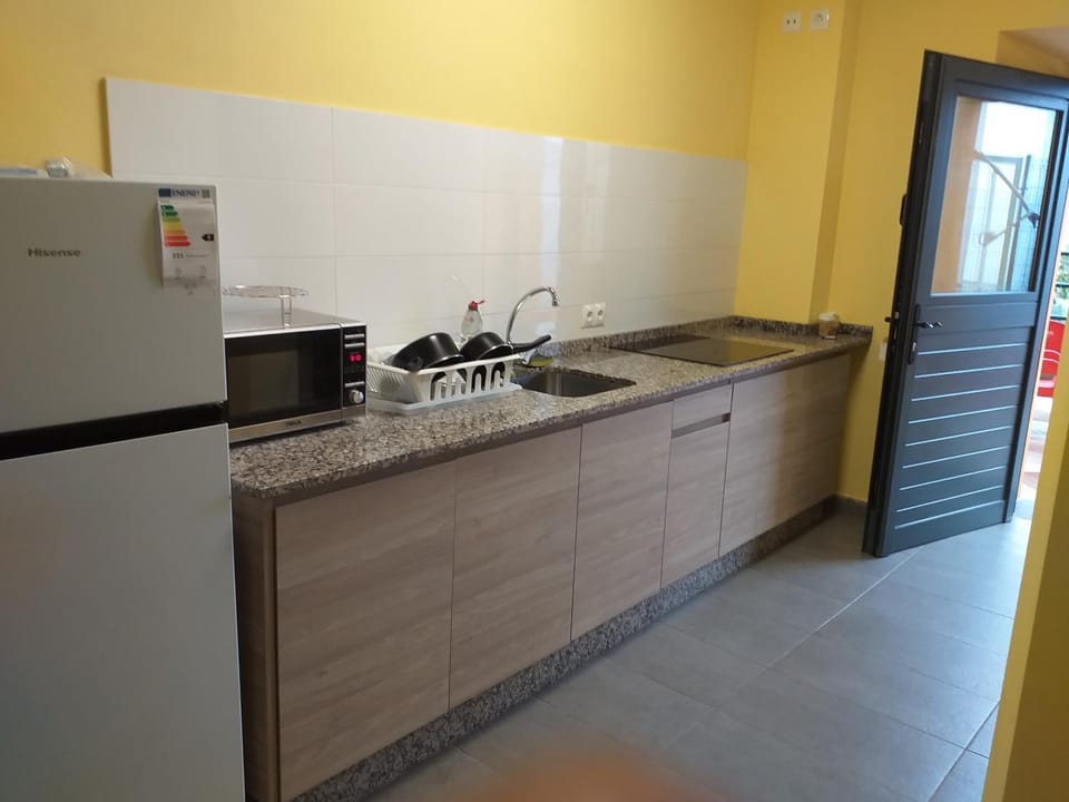 Kitchen or kitchenette, minibar, stove, toaster, vending machine