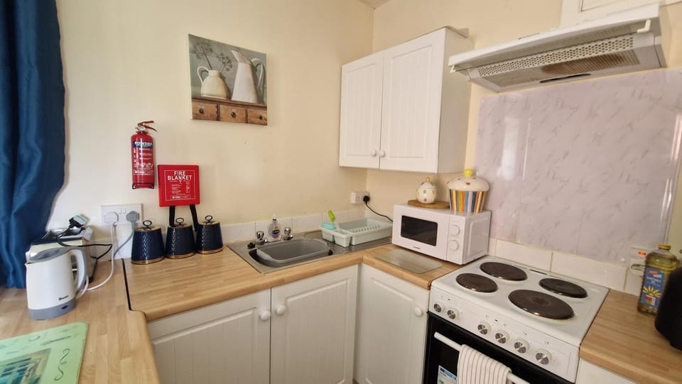 Kitchen or kitchenette, oven, stove