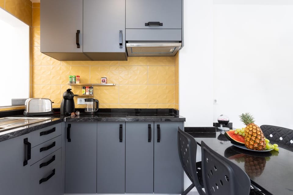 Coffee/tea facilities, Kitchen or kitchenette, stove, toaster
