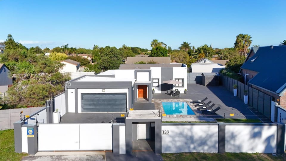 Cozier Glitz House in Cape Town