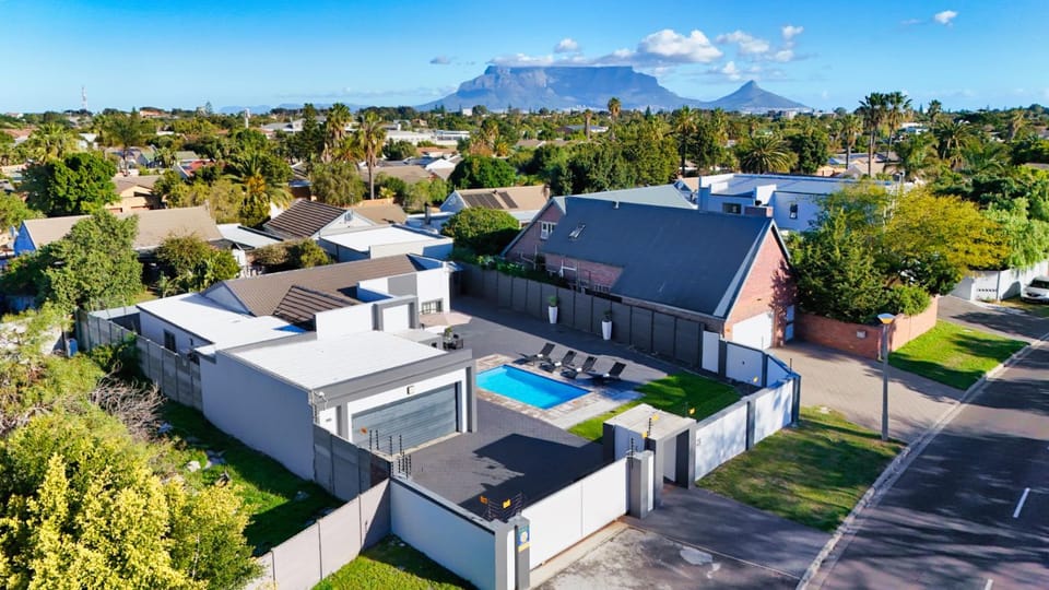Cozier Glitz House in Cape Town