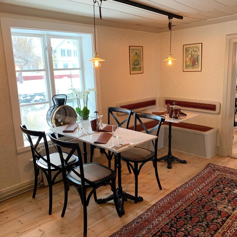 Restaurant/places to eat, Dining area