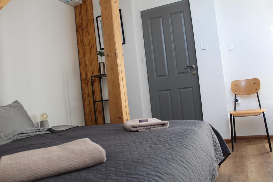 Bed, Photo of the whole room, towels