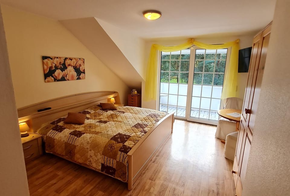 Bed, TV and multimedia, Balcony/Terrace, Photo of the whole room, Seating area, Bedroom, Garden view