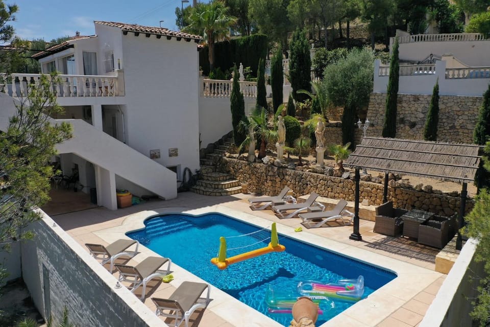 Property building, Day, Pool view, Swimming pool, sunbed