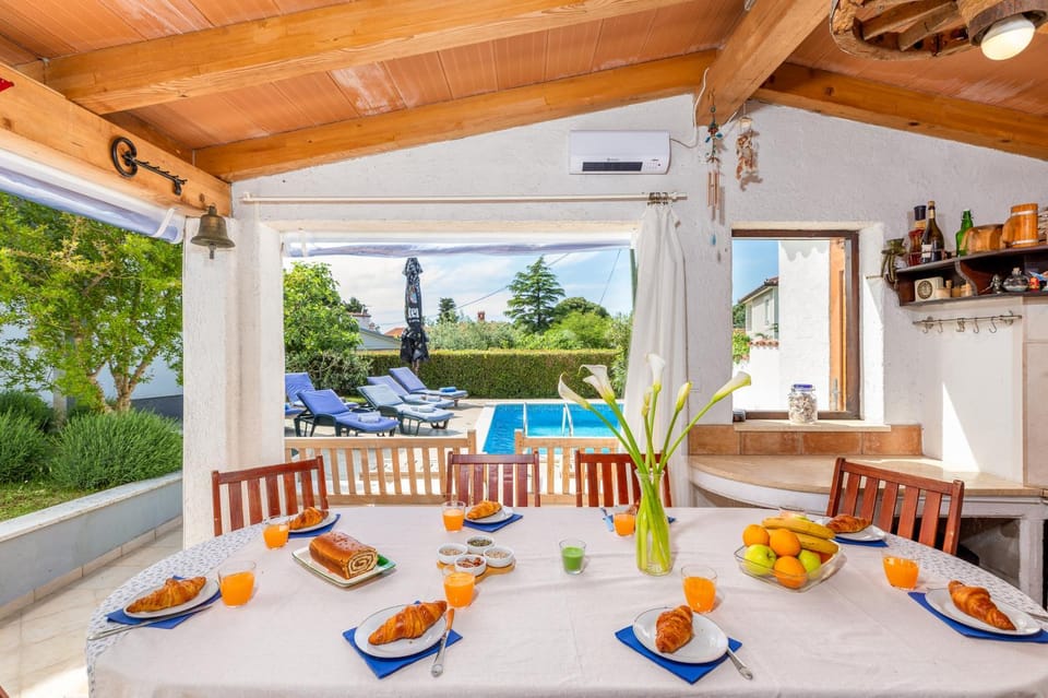 Dining area, Swimming pool
