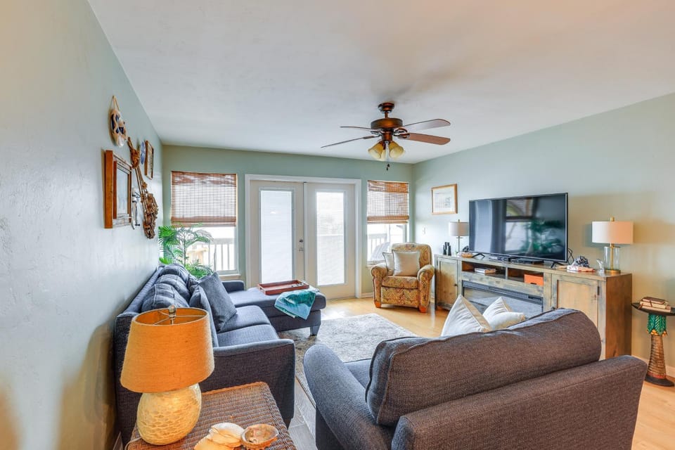 Beach & Pool Access at Condo on Cedar Key! House in Cedar Key