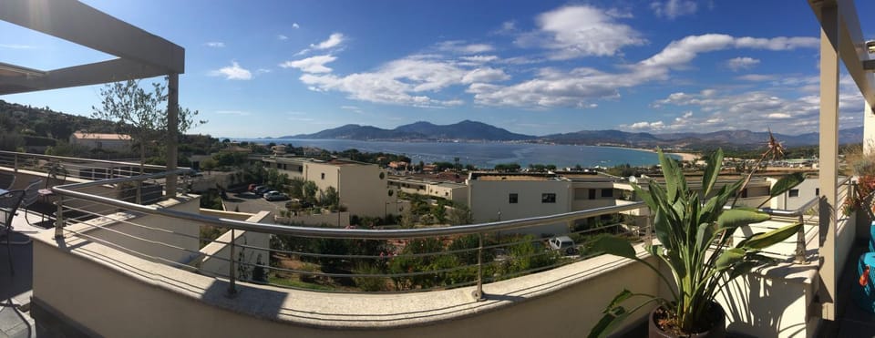 Balcony/Terrace, Mountain view