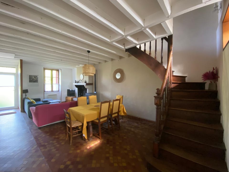 TV and multimedia, Living room, Seating area, Dining area