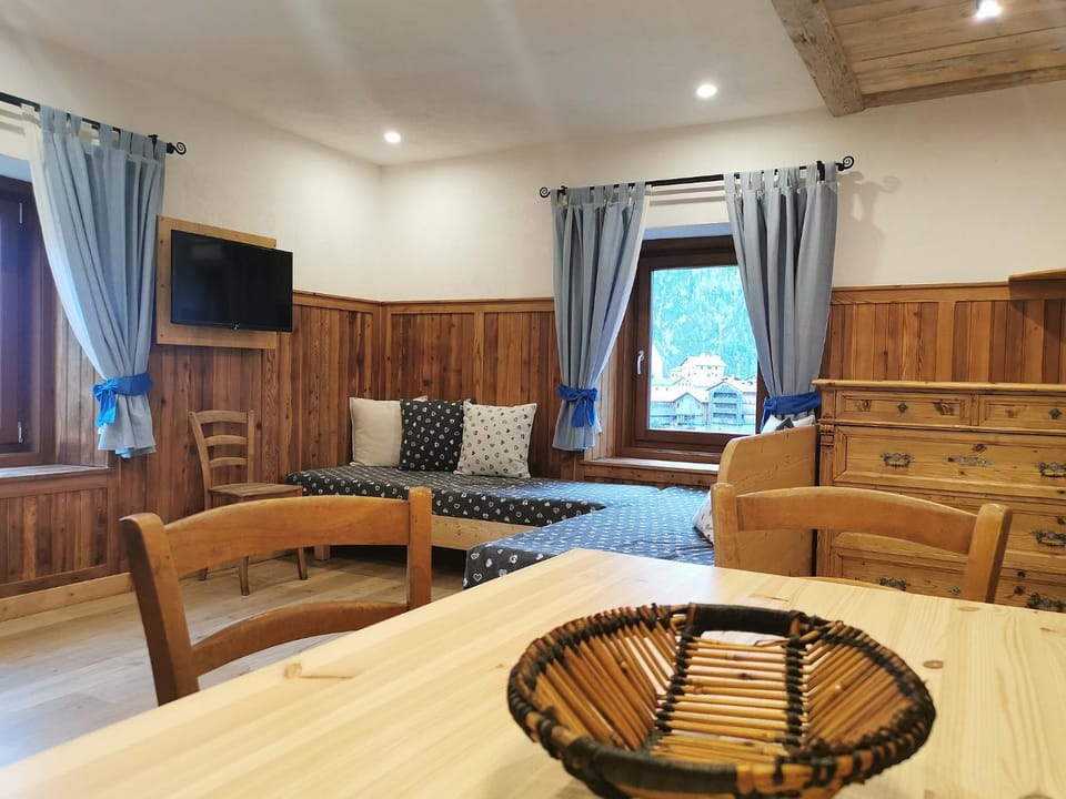Living room, Dining area