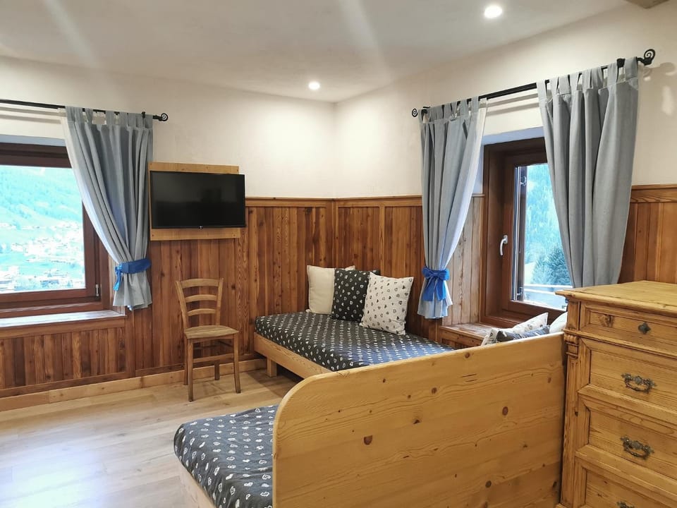 TV and multimedia, Living room, Mountain view