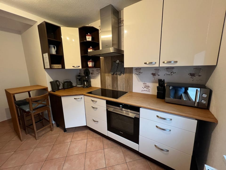 Coffee/tea facilities, Kitchen or kitchenette, stove, toaster, kitchen