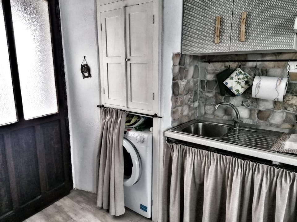 Kitchen or kitchenette, washing machine