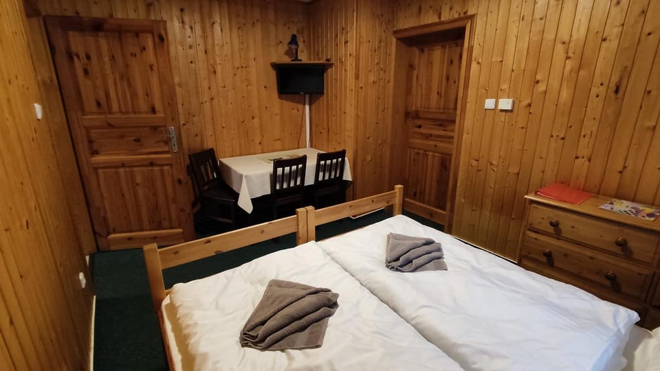 Bed, TV and multimedia, Bedroom