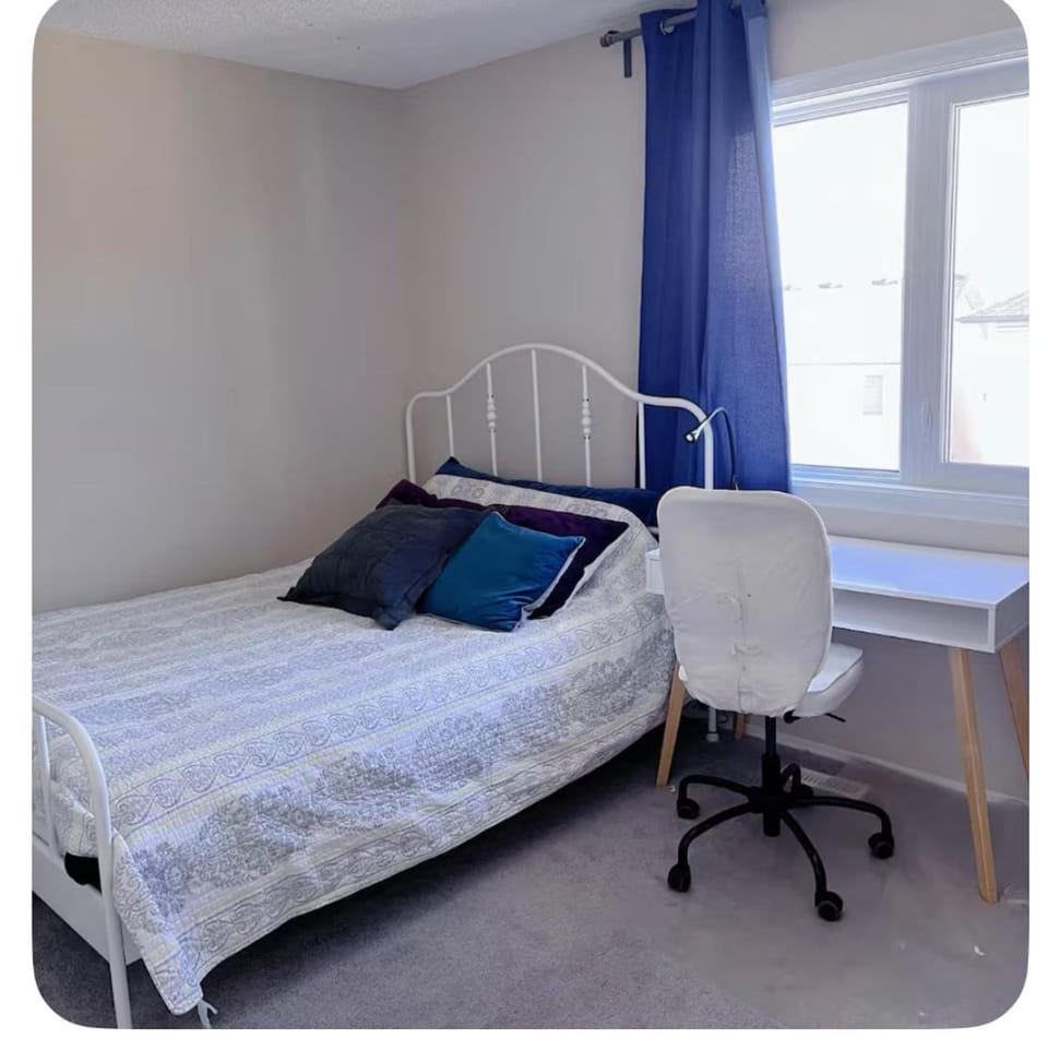 Banff -Calgary Garden &3 mins Bus station Close C-Train&Free Parking Bed and Breakfast in Calgary