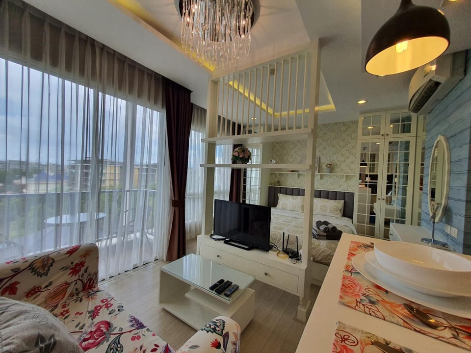 Communal lounge/ TV room, TV and multimedia, Living room, Seating area, Dining area, towels, wardrobe