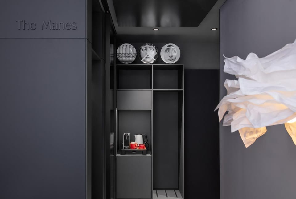 Coffee/tea facilities, wardrobe