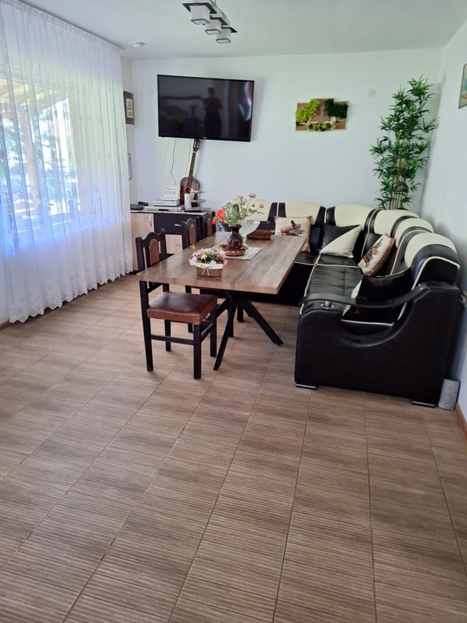Living room, Seating area, Dining area, Evening entertainment