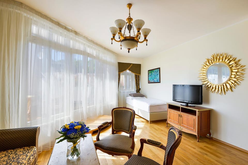 Bed, TV and multimedia, Living room, Seating area