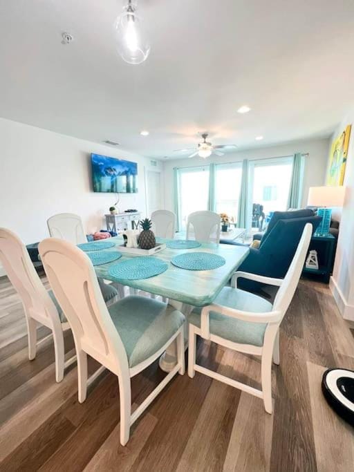 Modern 3BR 3BA Condo Heated Pool & Walk to Madeira Beach Apartment in Redington Beach