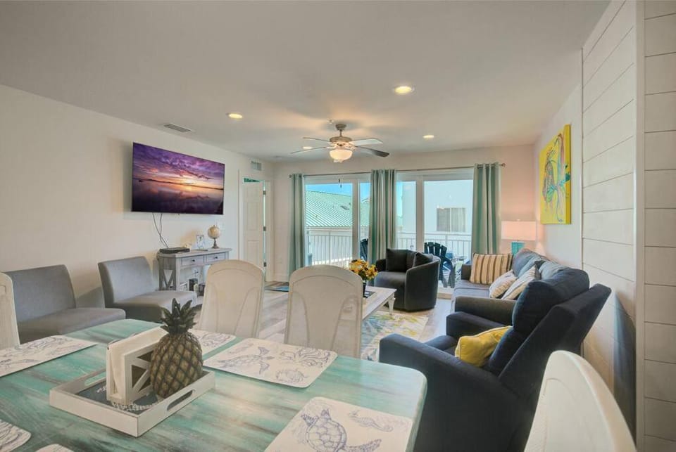 Modern 3BR 3BA Condo Heated Pool & Walk to Madeira Beach Apartment in Redington Beach