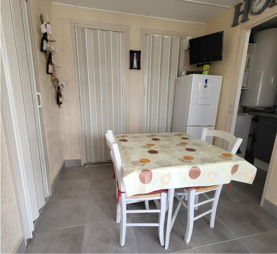 chalet typique 50 m de la mer Apartment in Gruissan