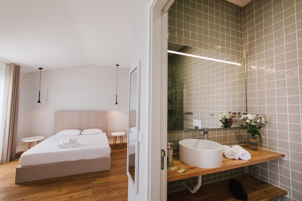 Bed, Bathroom