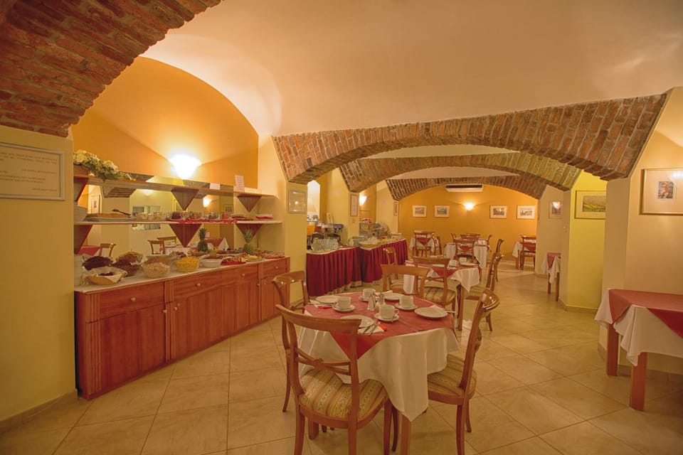 Restaurant/places to eat, Decorative detail, Buffet breakfast