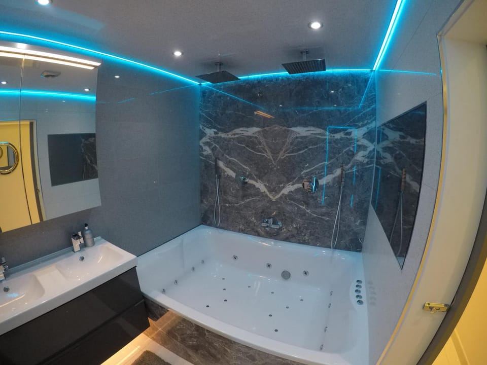Shower, Hot Tub, Hot Tub