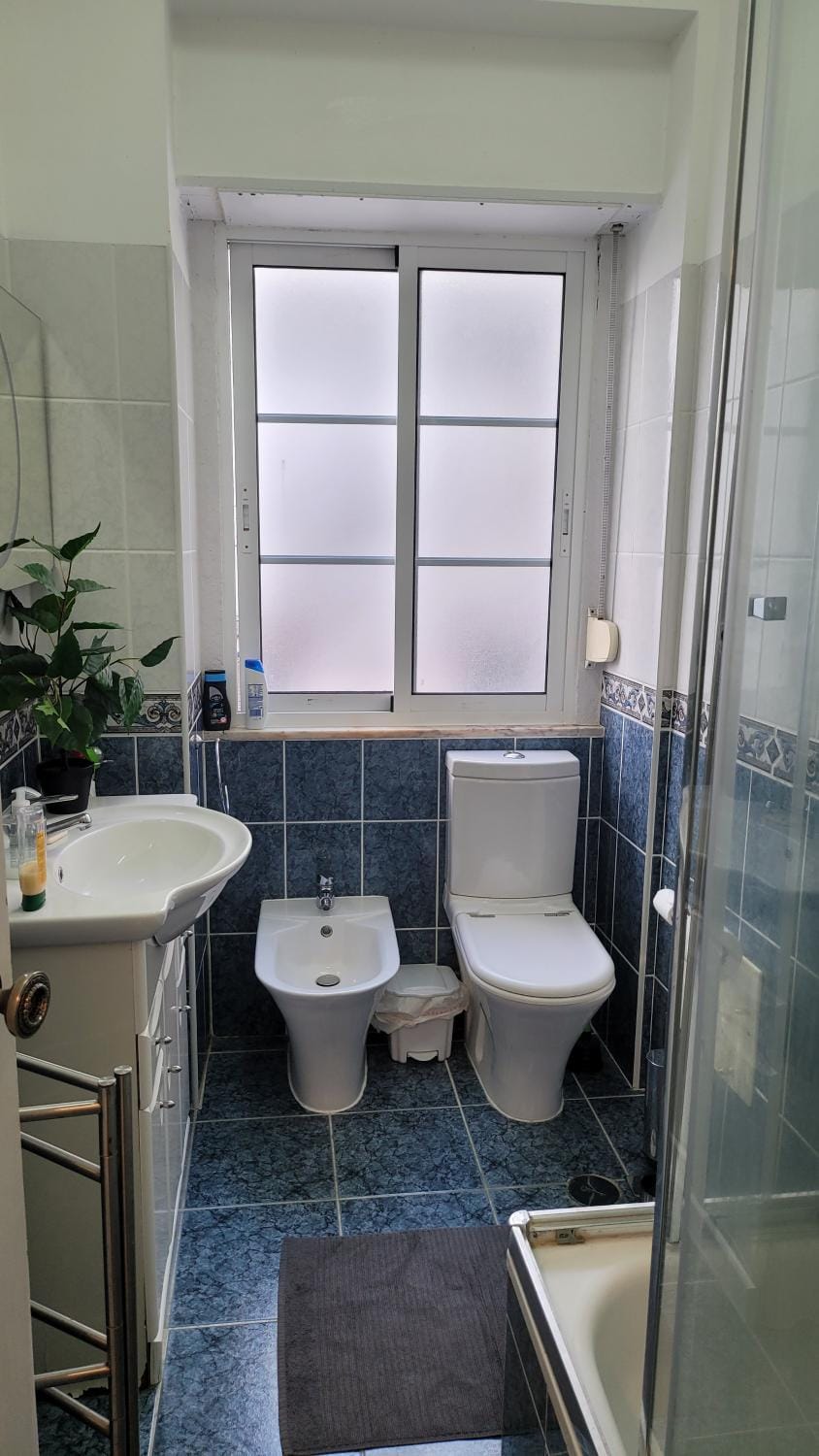 Room Atalaia- Ideal for Single Bed and Breakfast in Lisbon