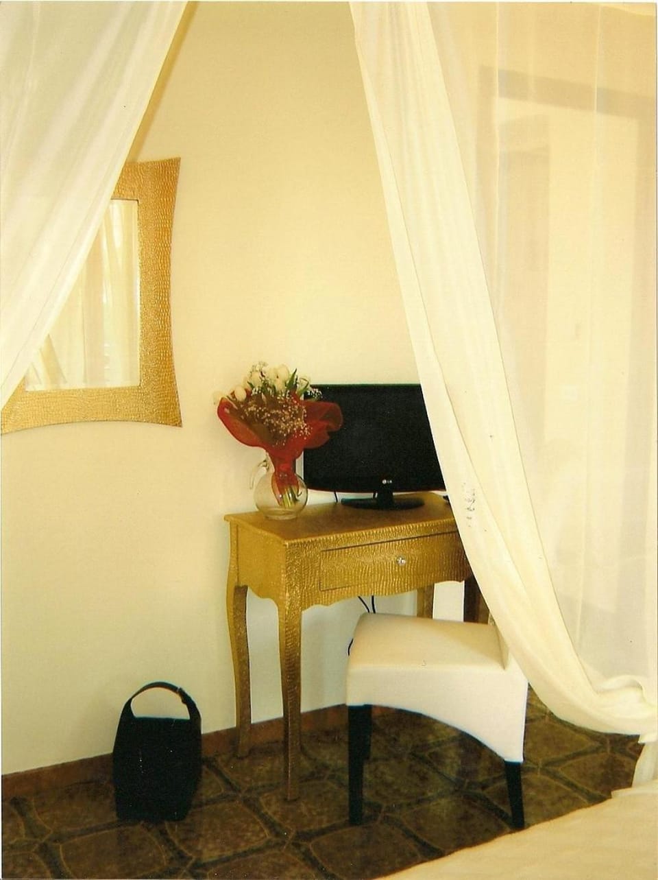 Photo of the whole room, Decorative detail